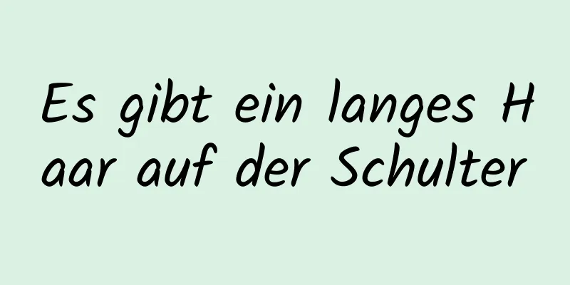 Es gibt ein langes Haar auf der Schulter