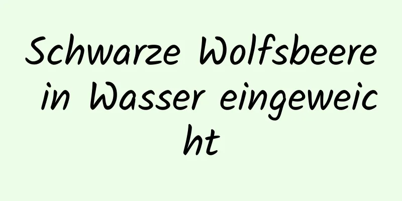 Schwarze Wolfsbeere in Wasser eingeweicht