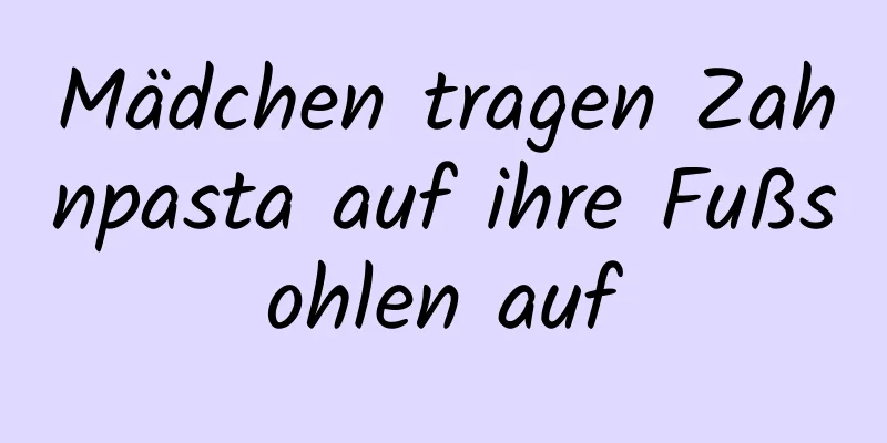 Mädchen tragen Zahnpasta auf ihre Fußsohlen auf