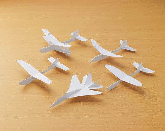 Fliegen! Mein Papierflieger!! - Eine gründliche Überprüfung der bewegenden Geschichte von Flucht und Wachstum